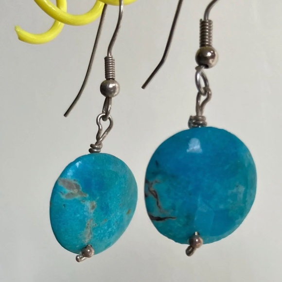 Elegant & simple turquoise stone drop earring - Picture 1 of 2